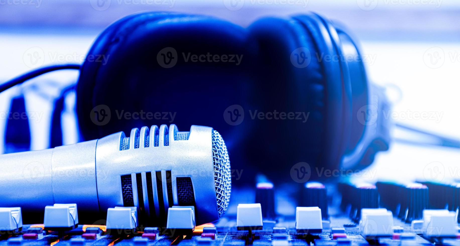 microphone et casque vintage rétro argentés sur le mélangeur de la carte son de la console photo