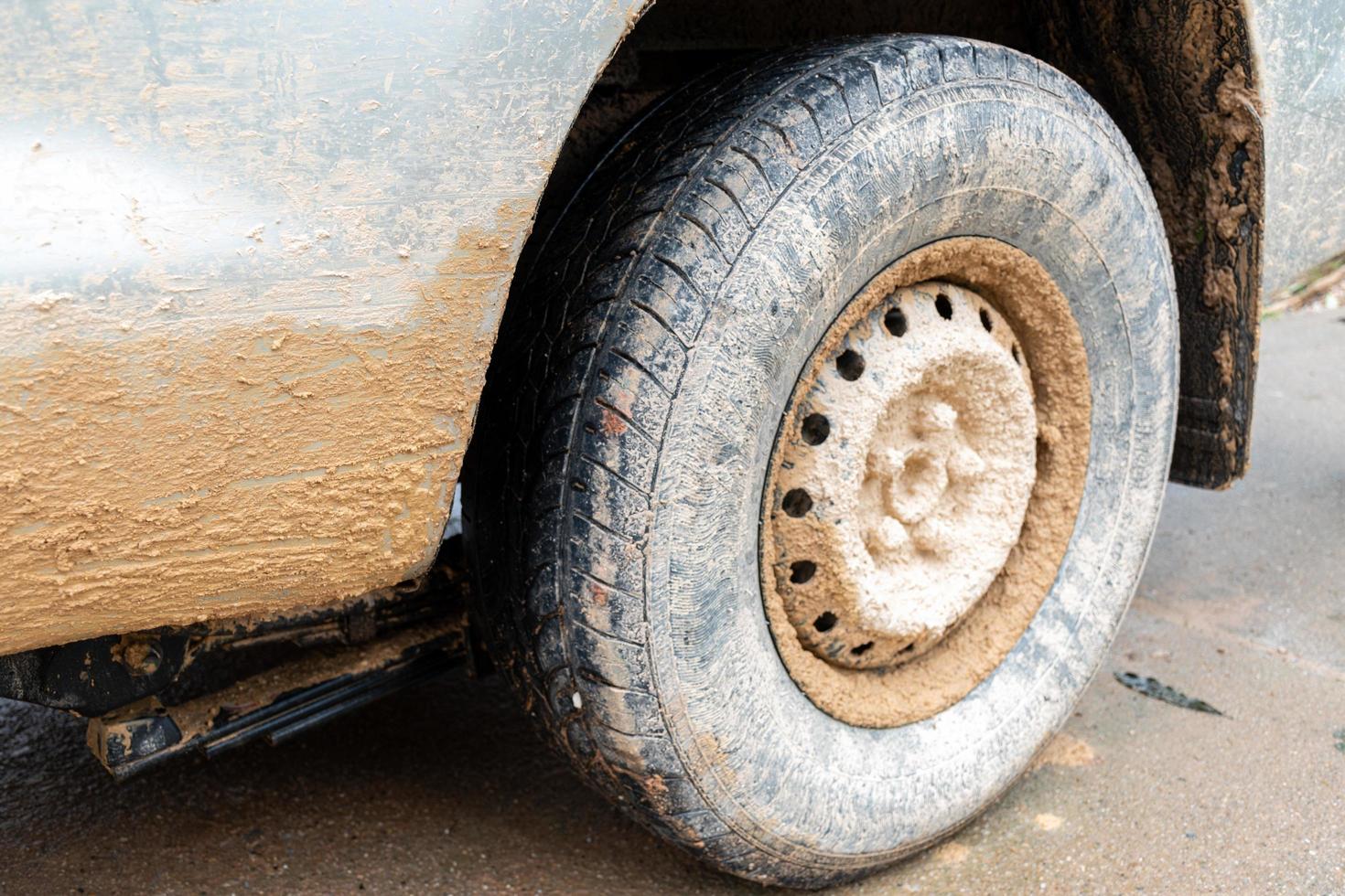 Roues de camionnette sales dans la boue photo