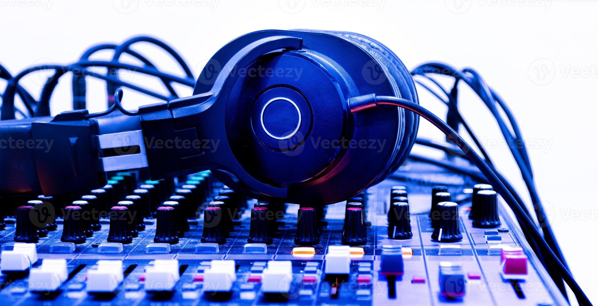 casque noir sur table de mixage console console photo