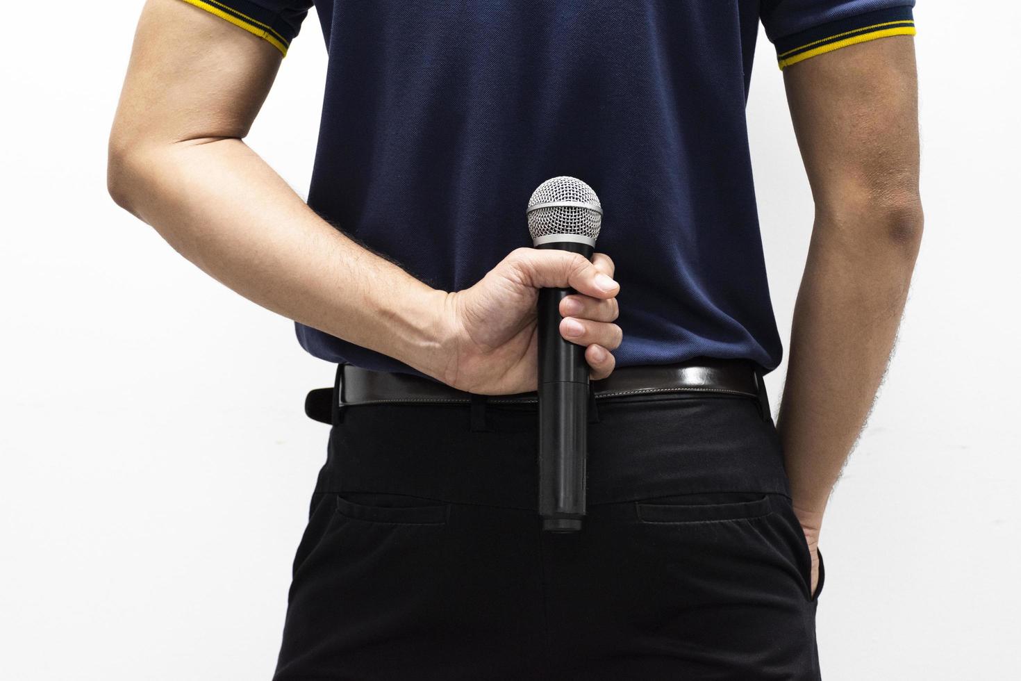 homme avec un microphone dans le dos sur fond blanc photo