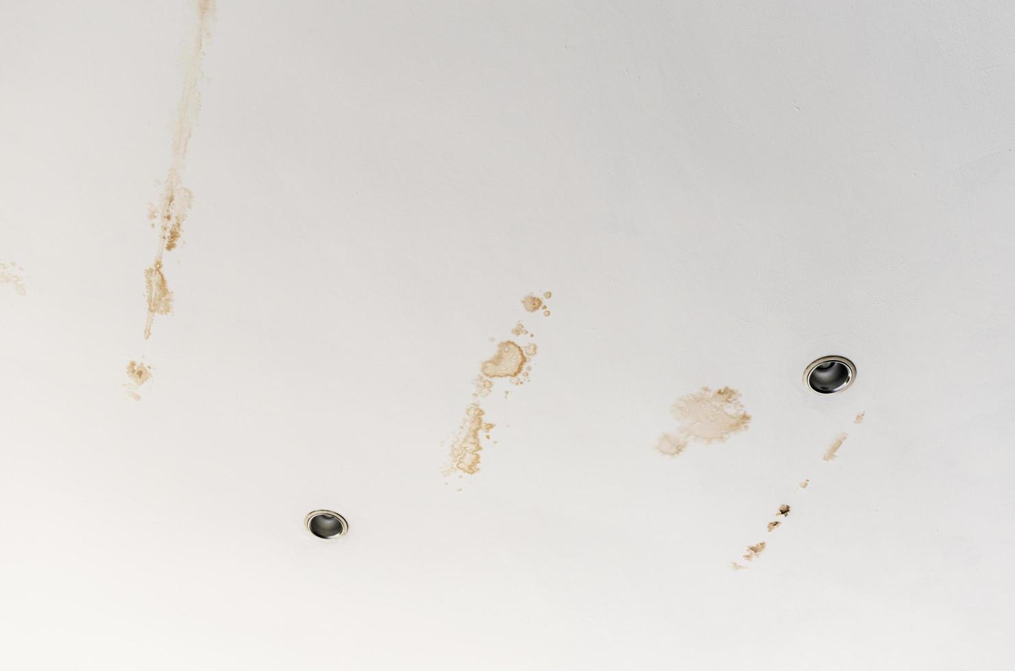 plafond endommagé avec des fuites d'eau. photo