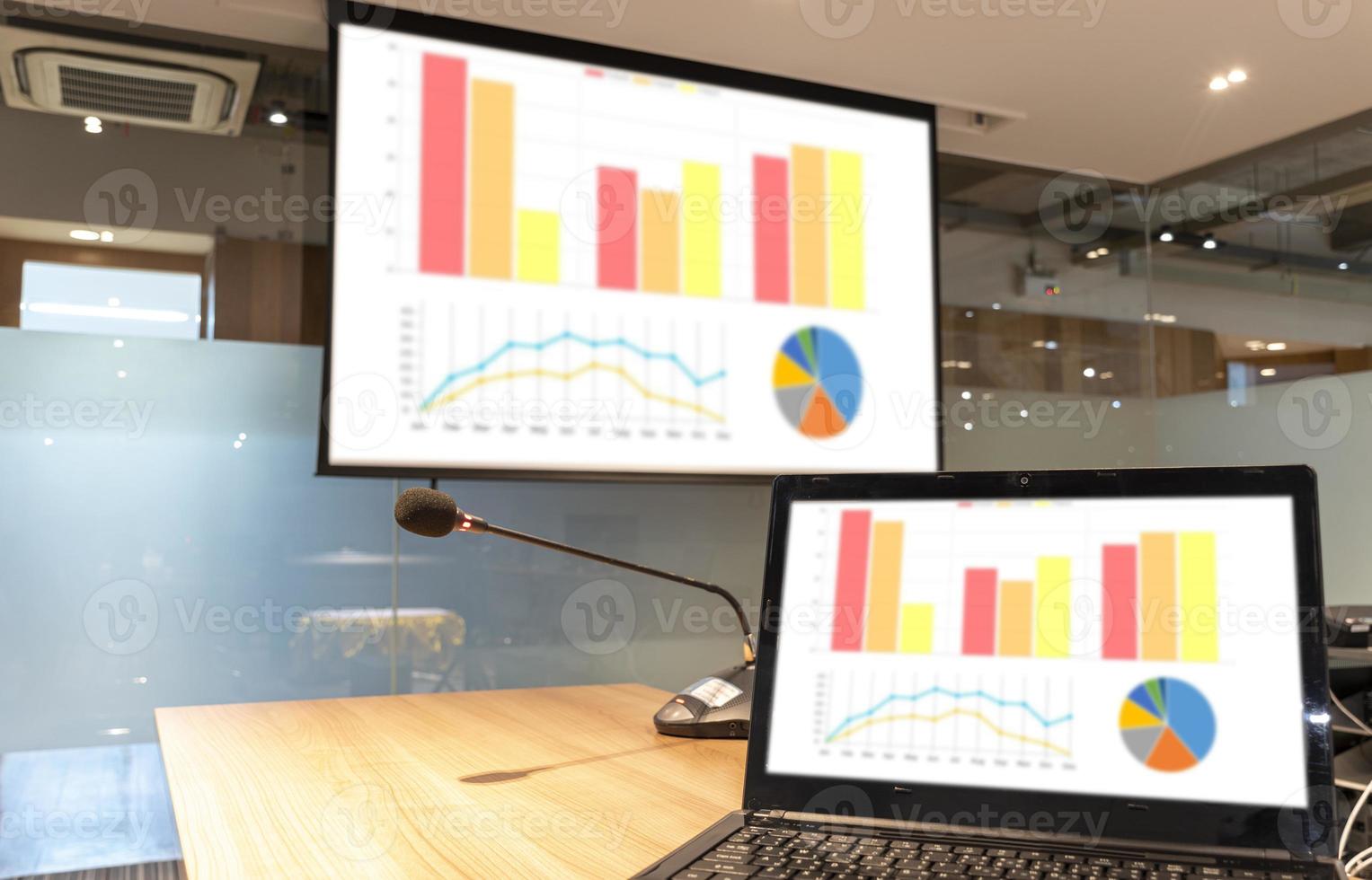 diaporama de présentation sur écran de projection et ordinateur portable dans la salle de réunion photo
