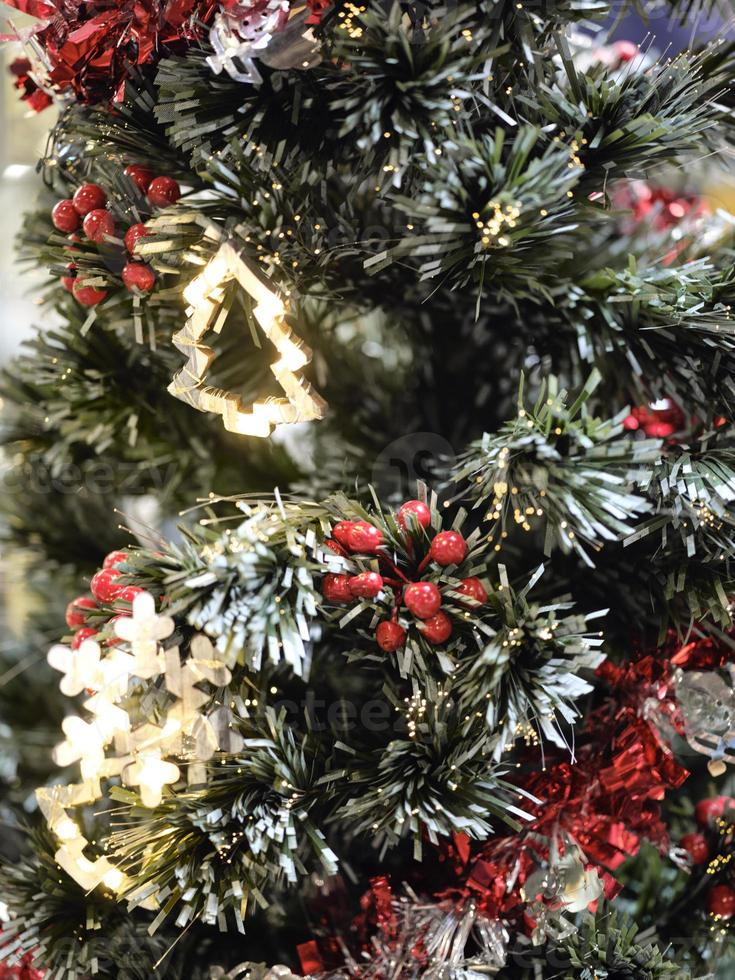 noël et bonne année sur l'arbre de noël photo