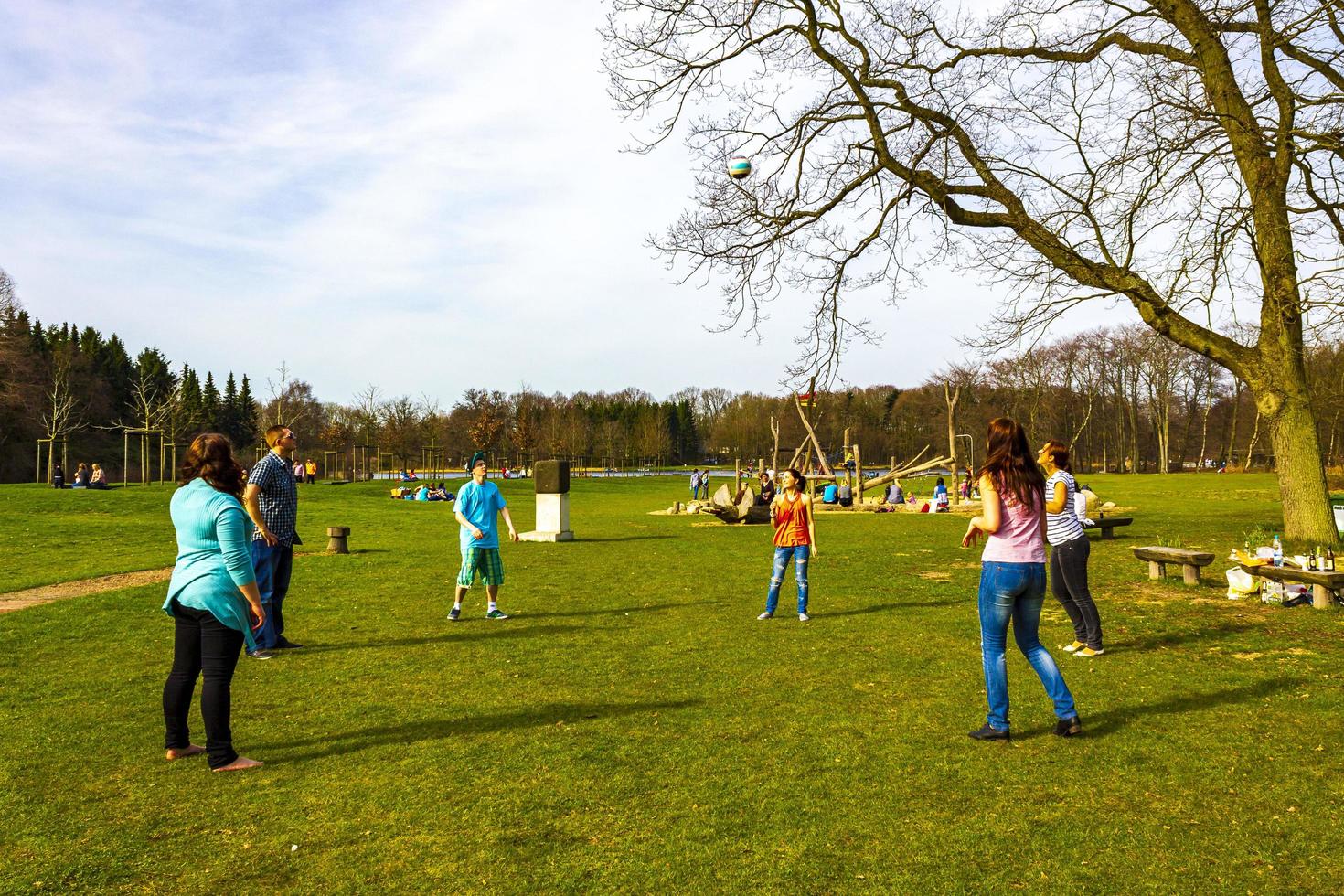 bremerhaven bremen allemagne 2011 les adolescents jouent au volley-ball dans le parc sur l'herbe en allemagne. photo