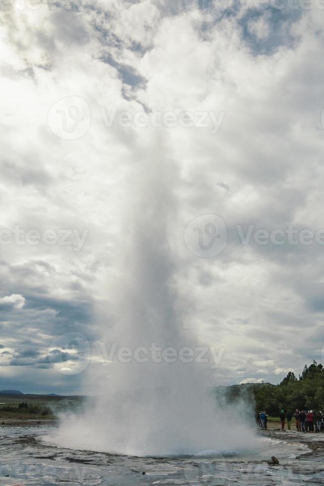 éruption du geyser de strokkur photo de paysage