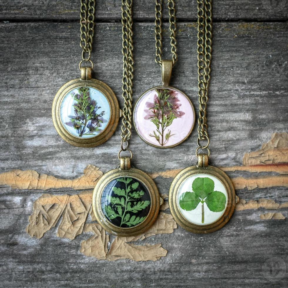 Close up pendentifs avec des fleurs sauvages et des feuilles concept photo