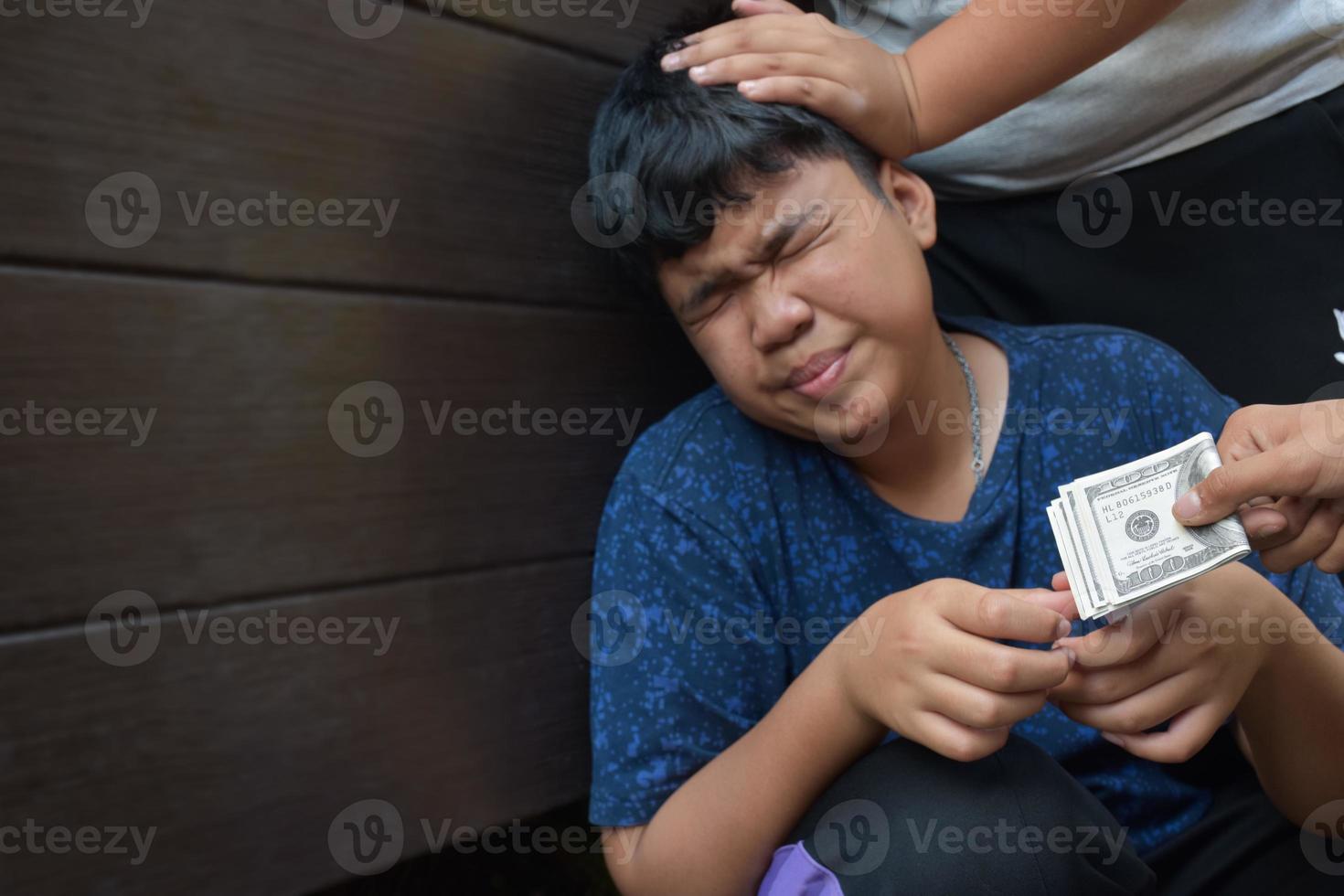un garçon asiatique a été attaqué et volé des dollars par des adolescents rivaux, une mise au point douce et sélective, arrêtez le concept de haine asiatique. photo