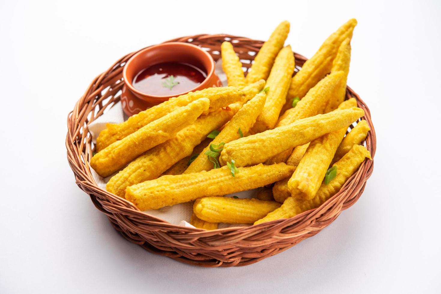 pakoda de maïs frit croustillant, pakora ou beignets de maïs de bébé servis avec du ketchup, cuisine indienne photo