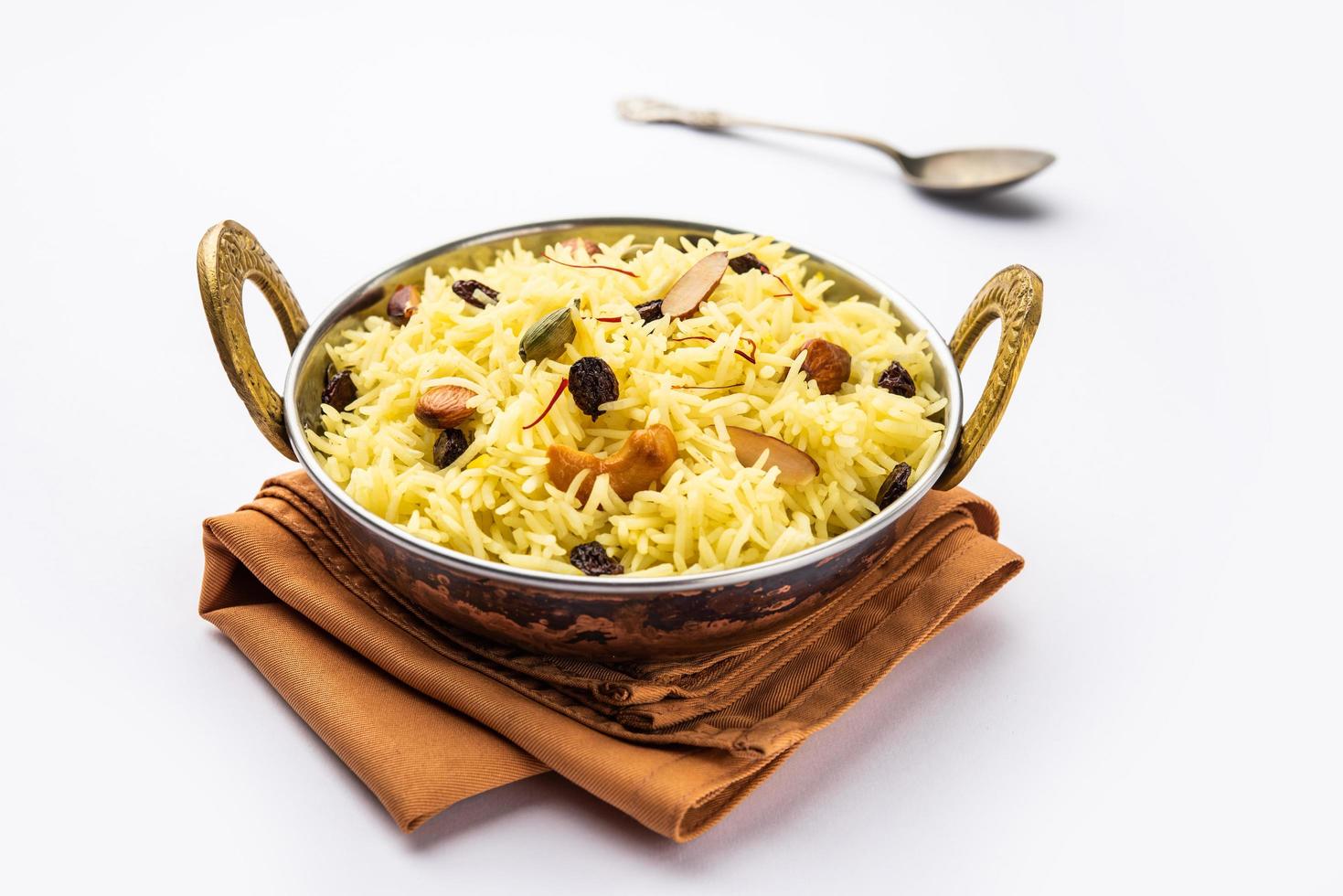 kashmiri sweet modur pulao composé de riz cuit avec du sucre, d'eau aromatisée au safran et de fruits secs photo