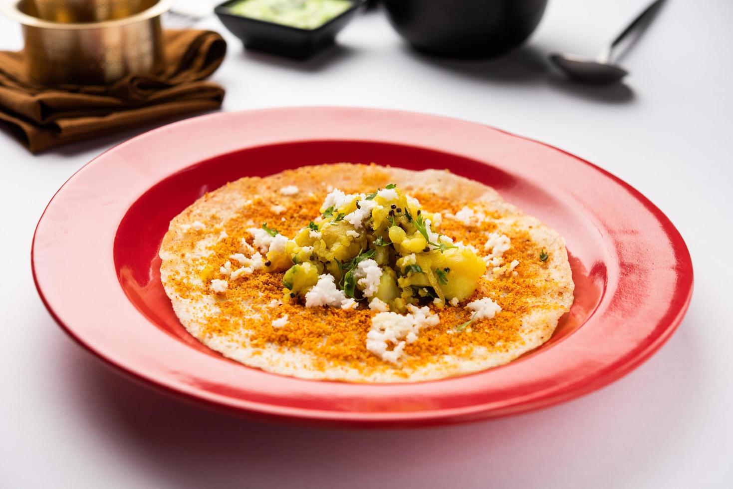 mysore masala dosa ou dosa ouvert servi avec sambar et chutney, mise au point sélective photo