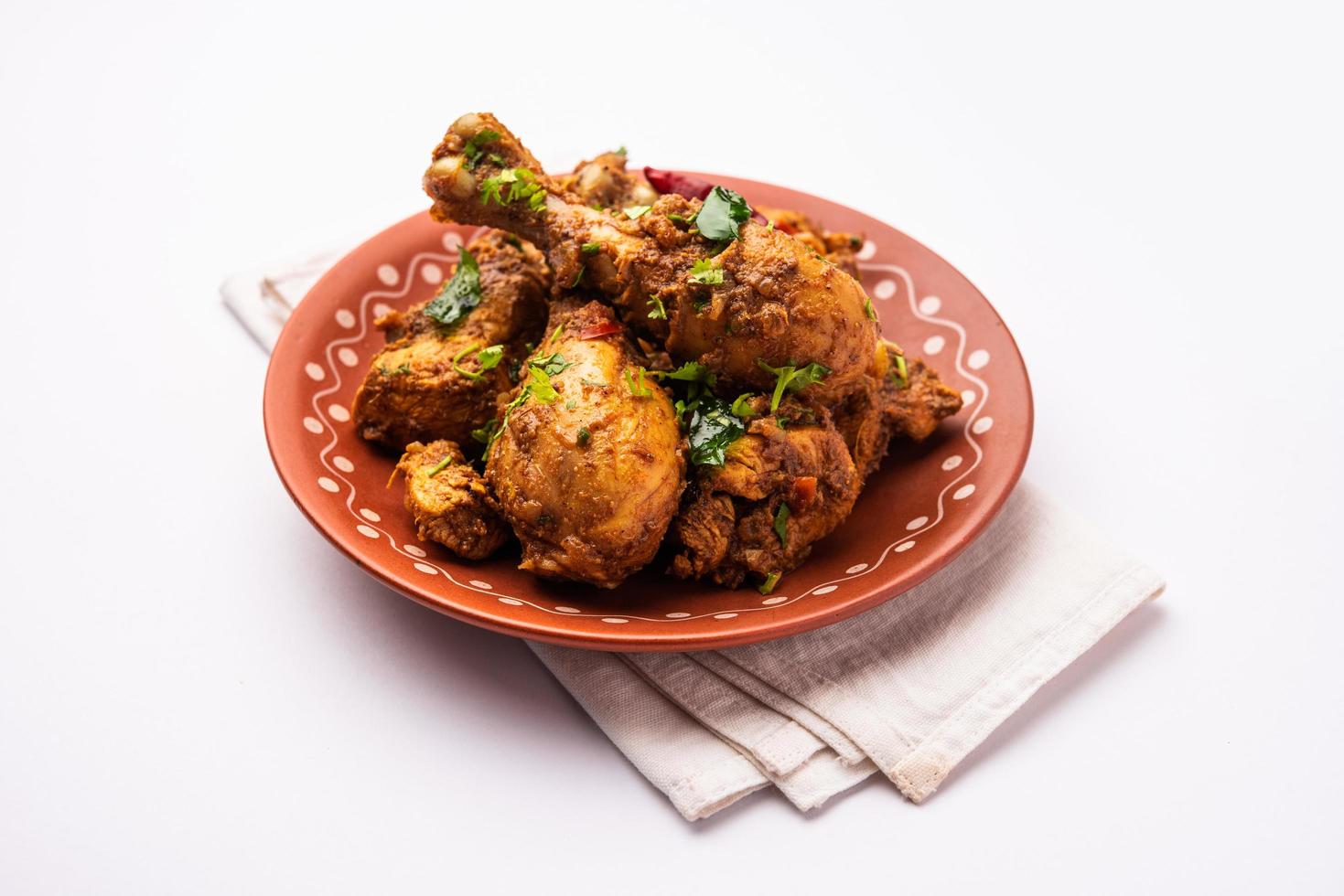 mouton ou poulet sukha, murgh épicé sec ou viande de chèvre servis dans une assiette ou un bol photo