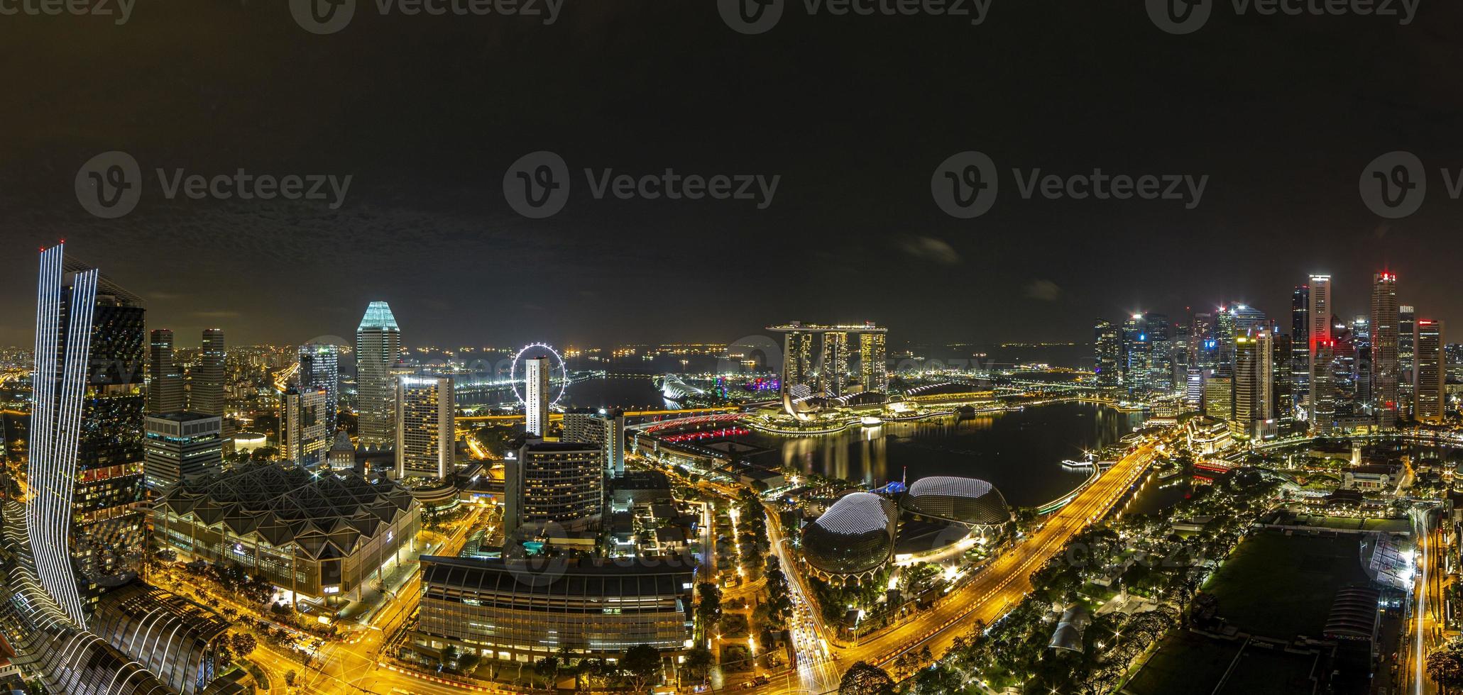 photo panoramique aérienne de l'horizon de singapour et des jardins de la baie pendant la préparation de la course de formule 1 dans la nuit en automne