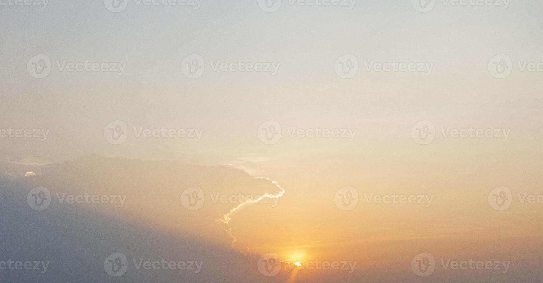 image de ciel dramatique et coloré avec le soleil pendant le coucher du soleil photo