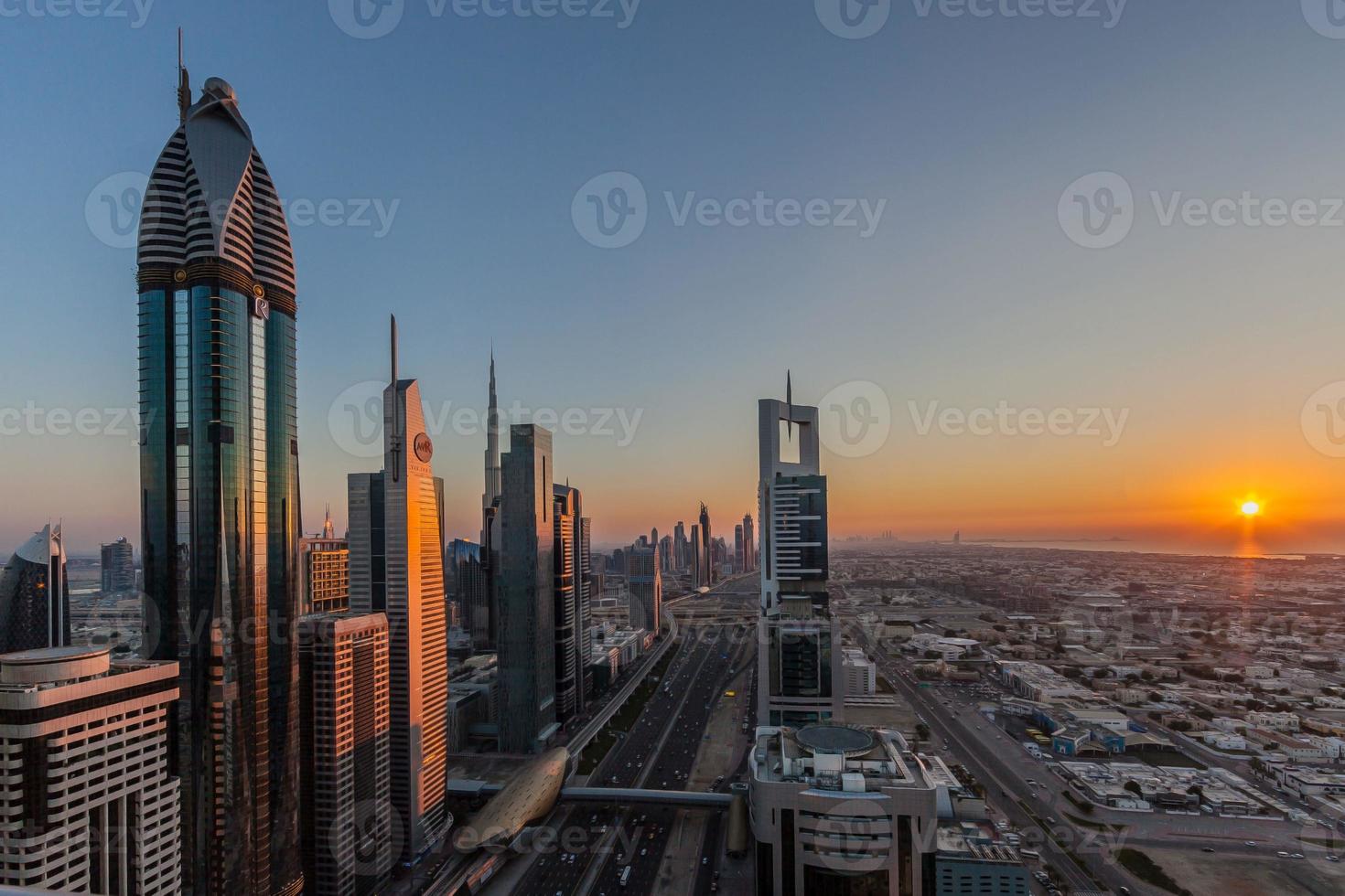 vue sur la route sheik zayed à dubaï photo