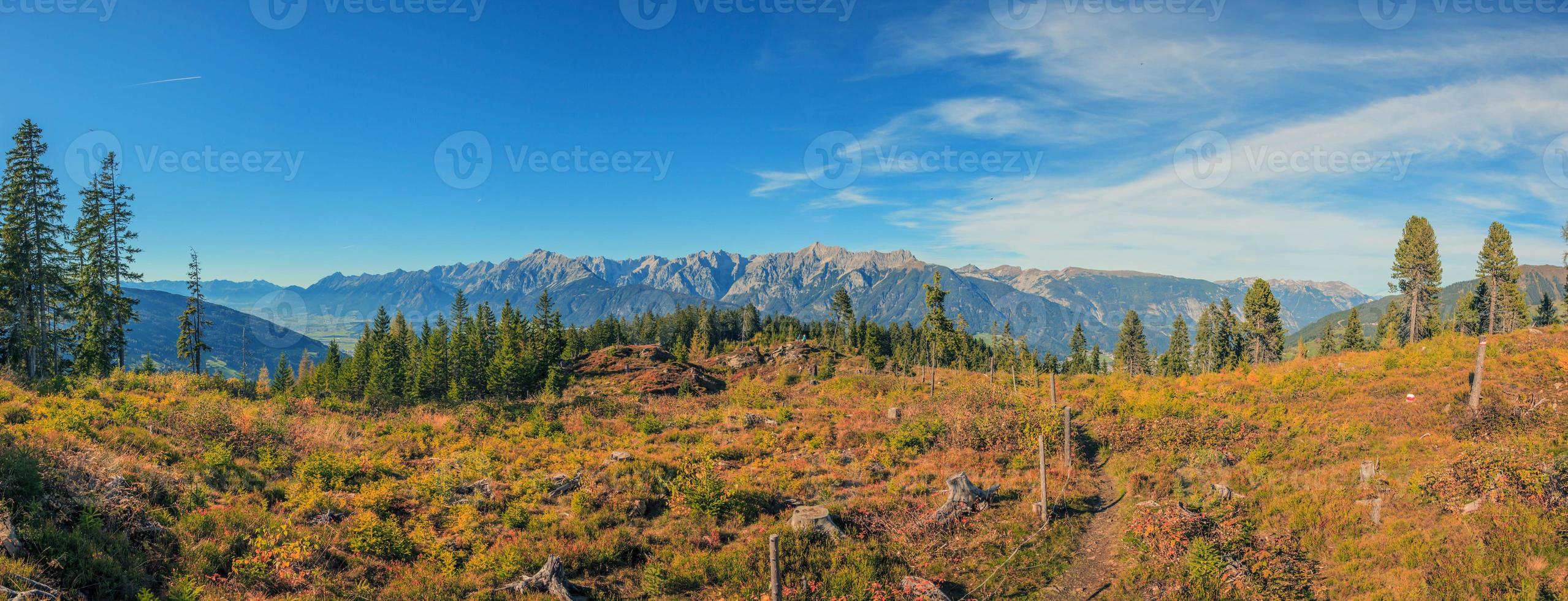 vue panoramique sur la chaîne de montagnes du karwendel sous un ciel bleu avec de légers nuages photo