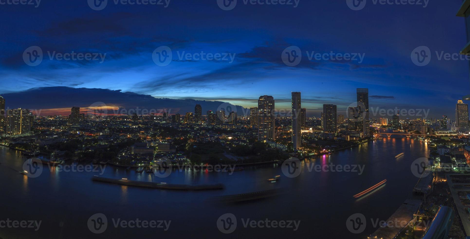 panorama de bangkok avec la rivière chao phraya au coucher du soleil photo