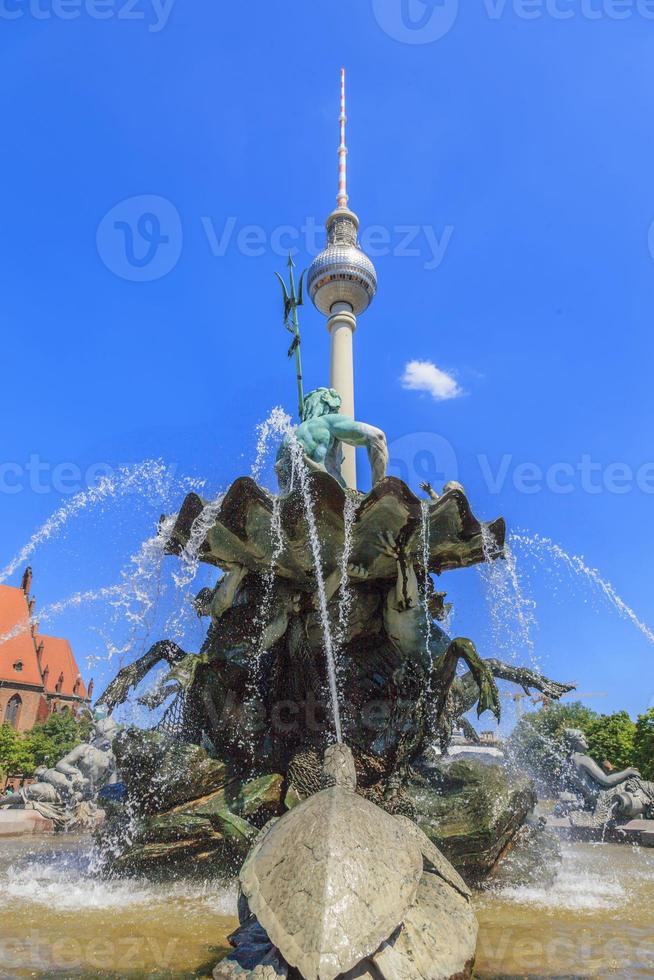 vue sur la fontaine de neptun à berlin pendant la journée photo