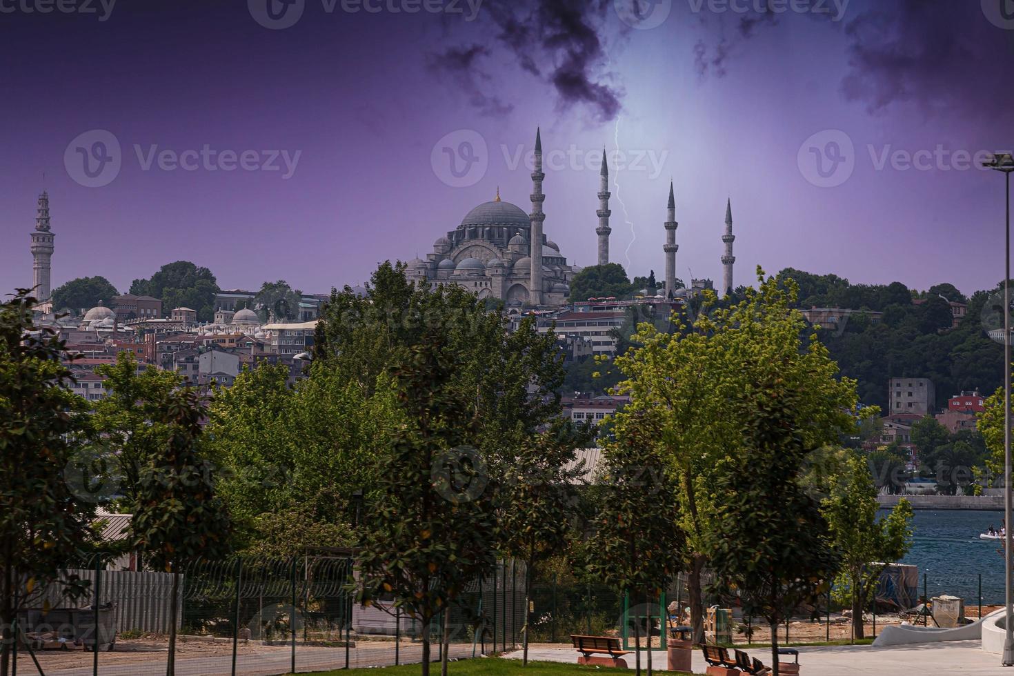 photo de la mosquée du sultan ahmed à istanbul pendant un orage avec coup de foudre