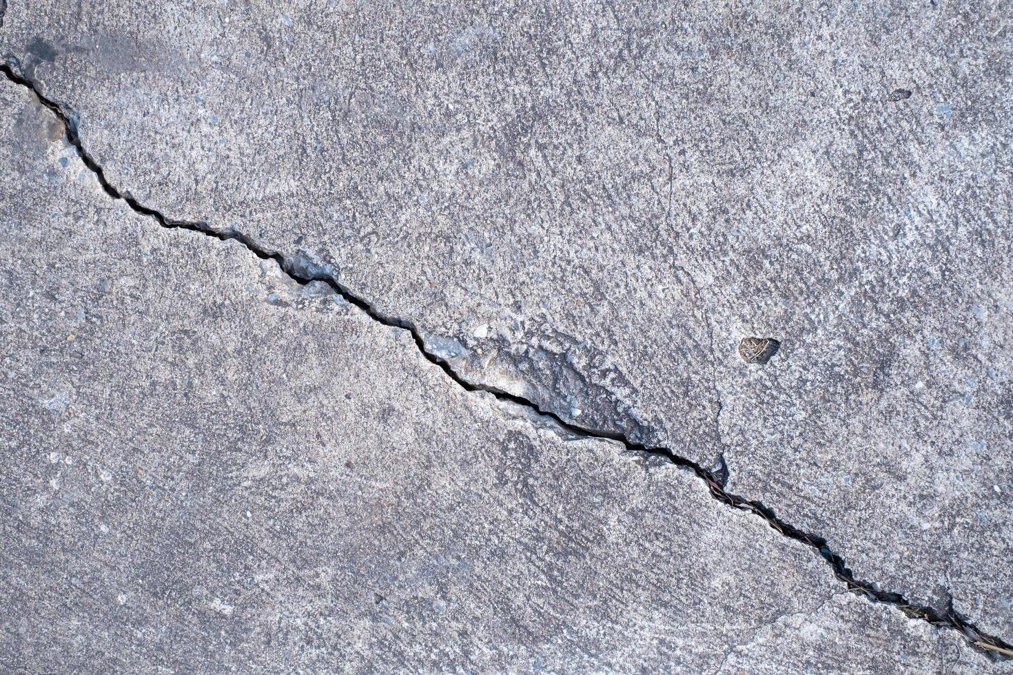 mur de béton fissuré mur cassé au coin de ciment extérieur qui a été affecté par un tremblement de terre et un sol effondré photo