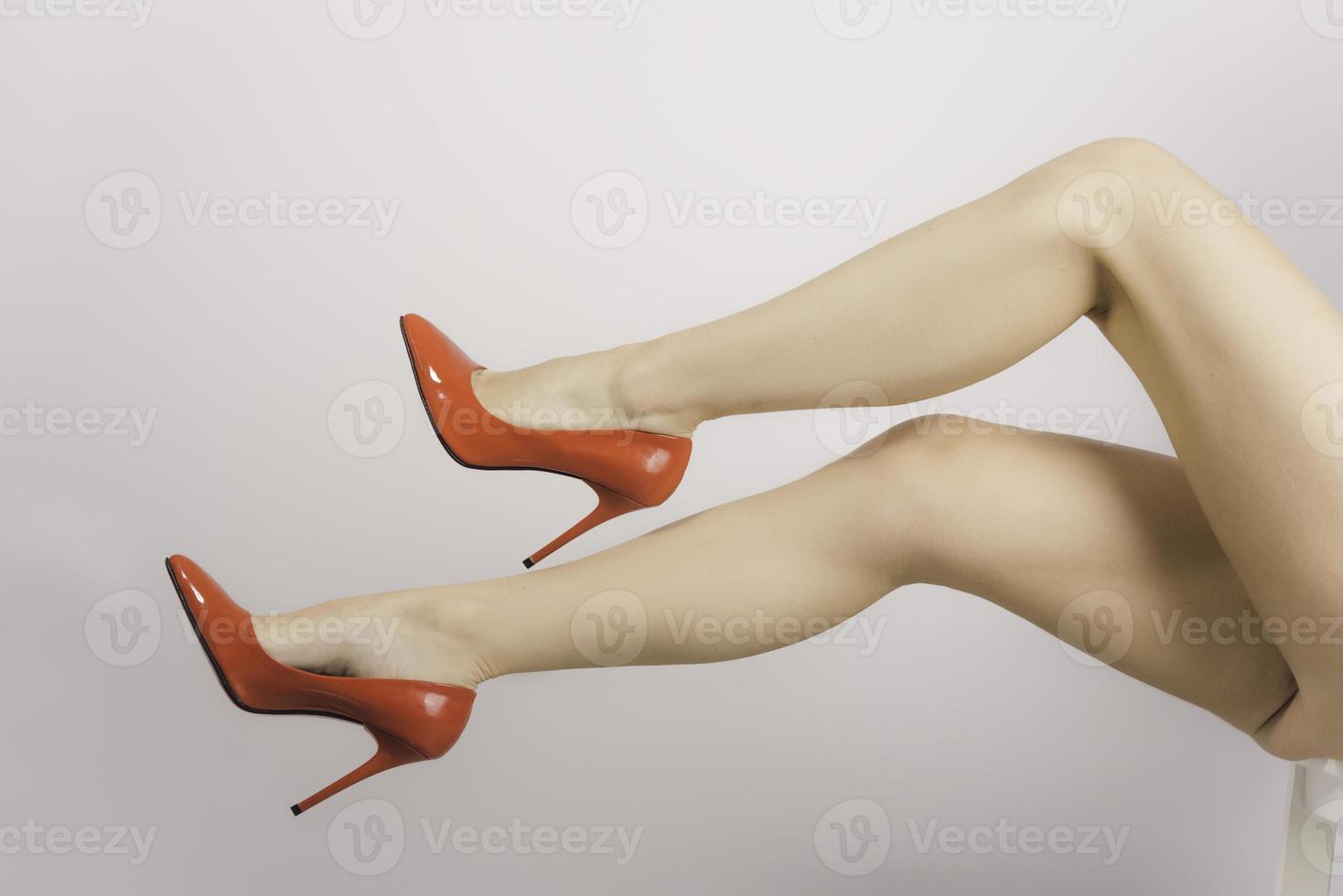 jambes avec des chaussures rouges de haute colline photo