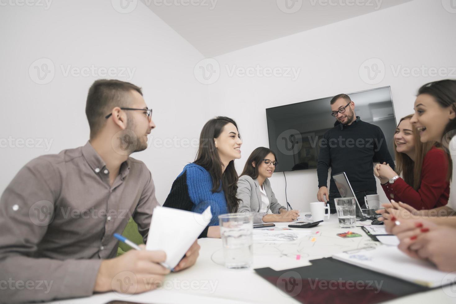 chef exécutif parlant à un groupe d'employés diversifiés et heureux lors d'une réunion d'information au siège social, photo