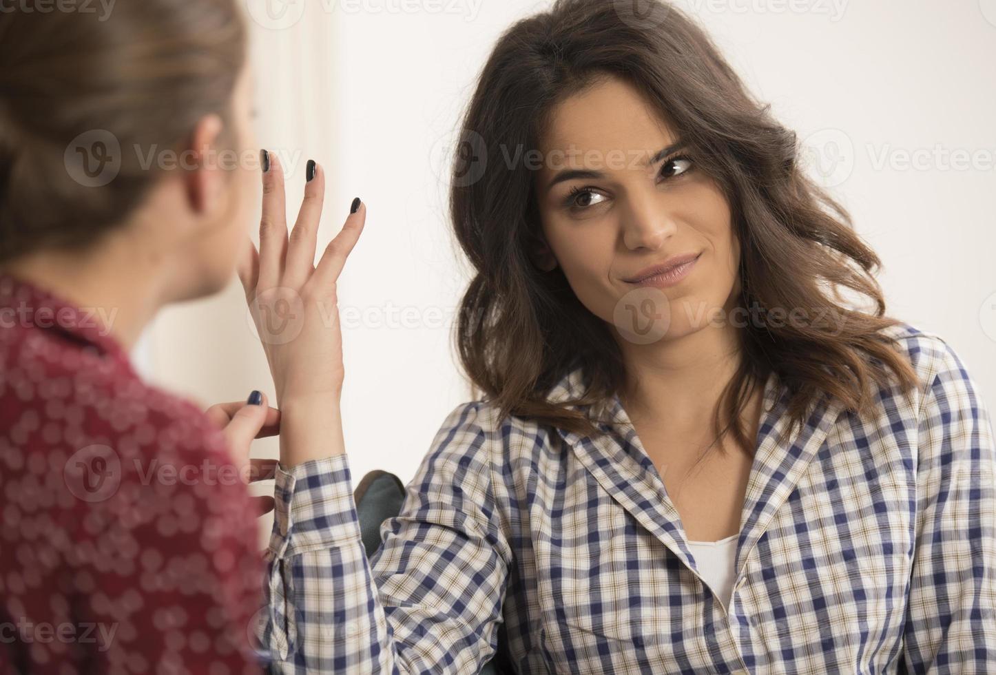 meilleurs amis s'amusant à la maison. jeunes femmes en conversation. photo