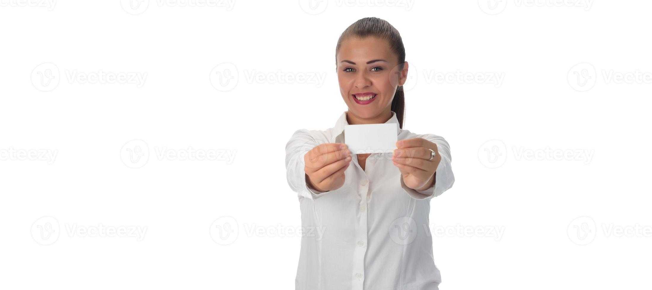 heureuse jeune femme d'affaires faisant une présentation d'affaires au tableau blanc, souriante, isolée sur fond blanc. photo