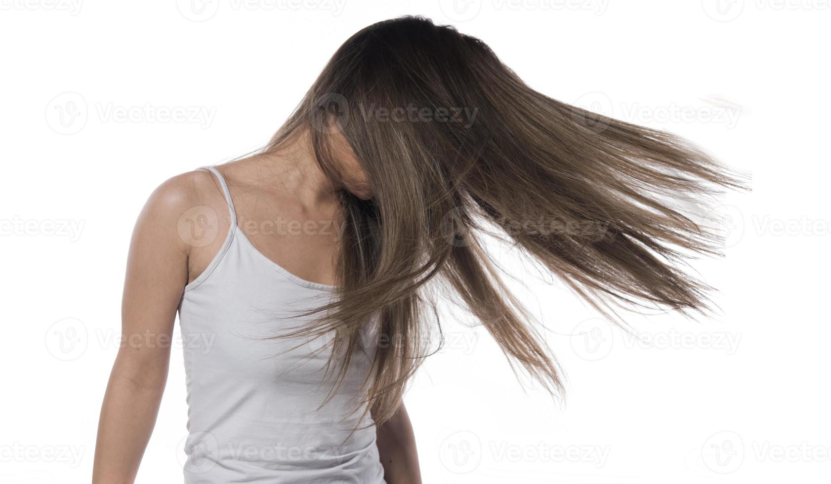 portrait de la jeune femme aux cheveux volants. isolée photo