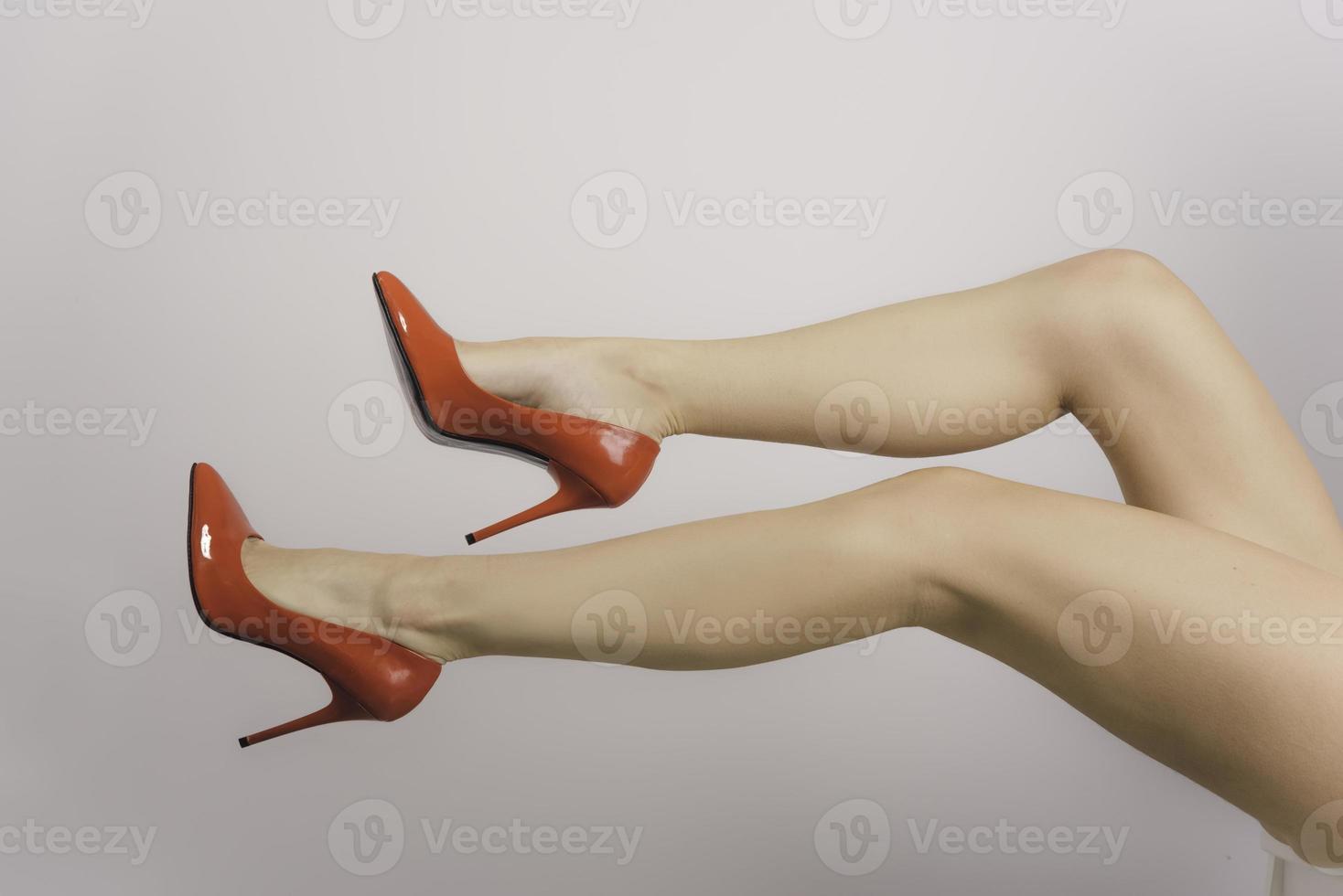 jambes avec des chaussures rouges de haute colline photo