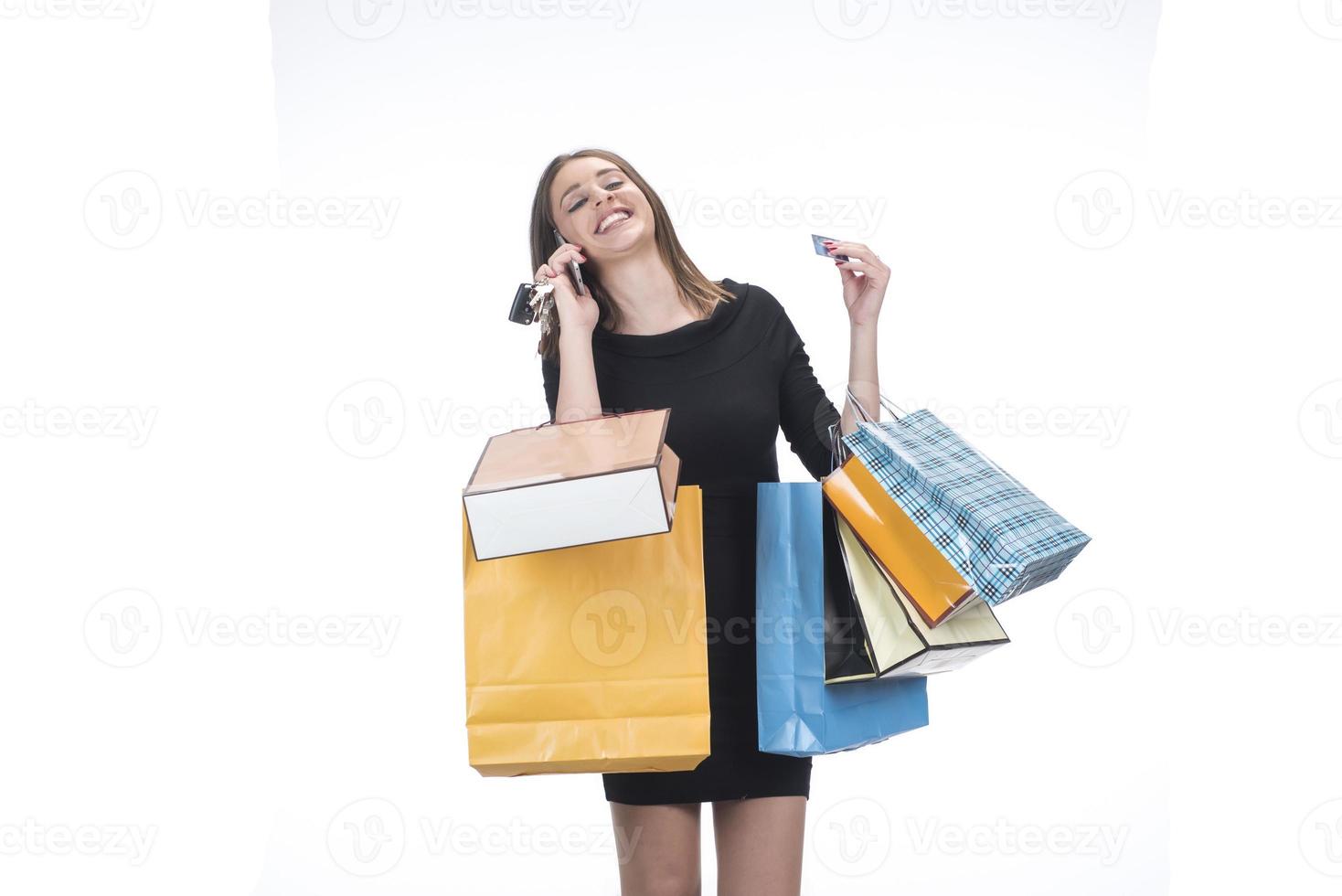 femme heureuse avec sac à provisions sur fond de studio isolé. photo