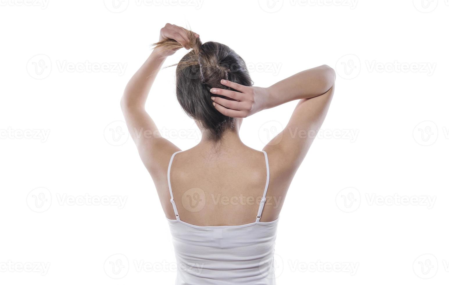 portrait d'une fille heureuse qui tient ses cheveux photo