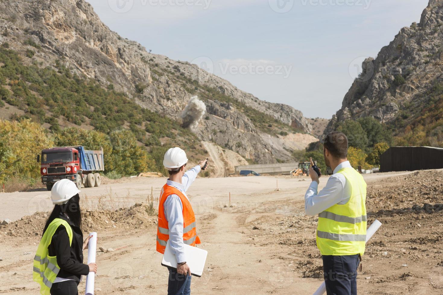 travailleurs de la construction contrôlant l'explosion photo