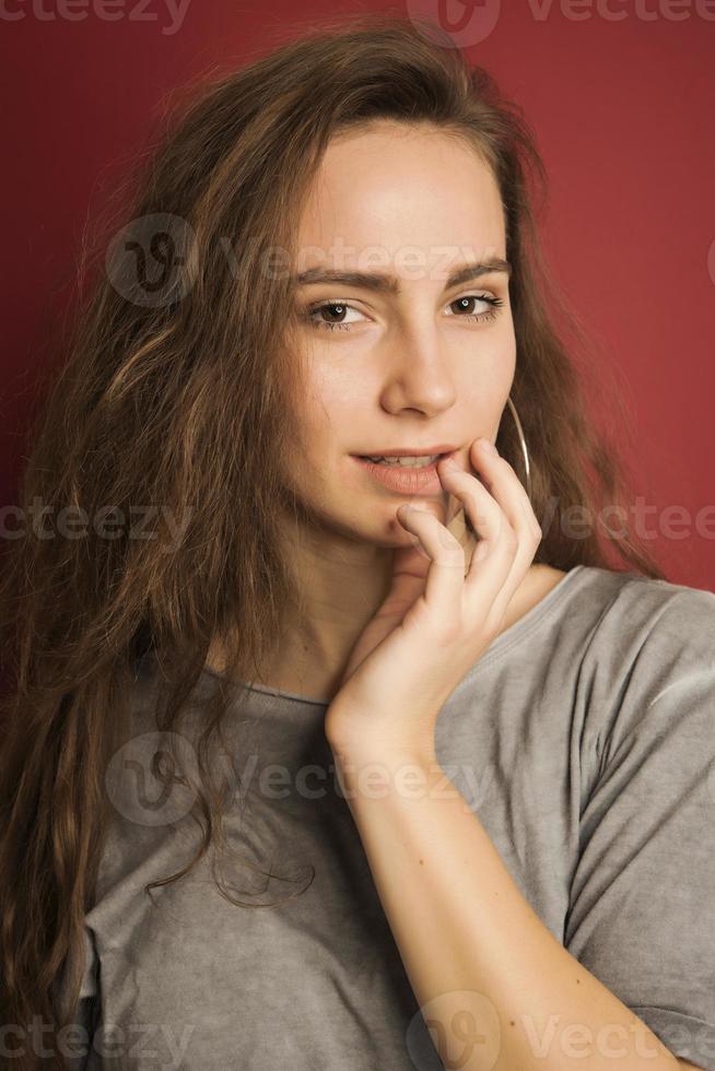 femme souriante avec beau corps après régime, isolé sur fond blanc. devenir fou et avoir l'air heureux à huis clos photo