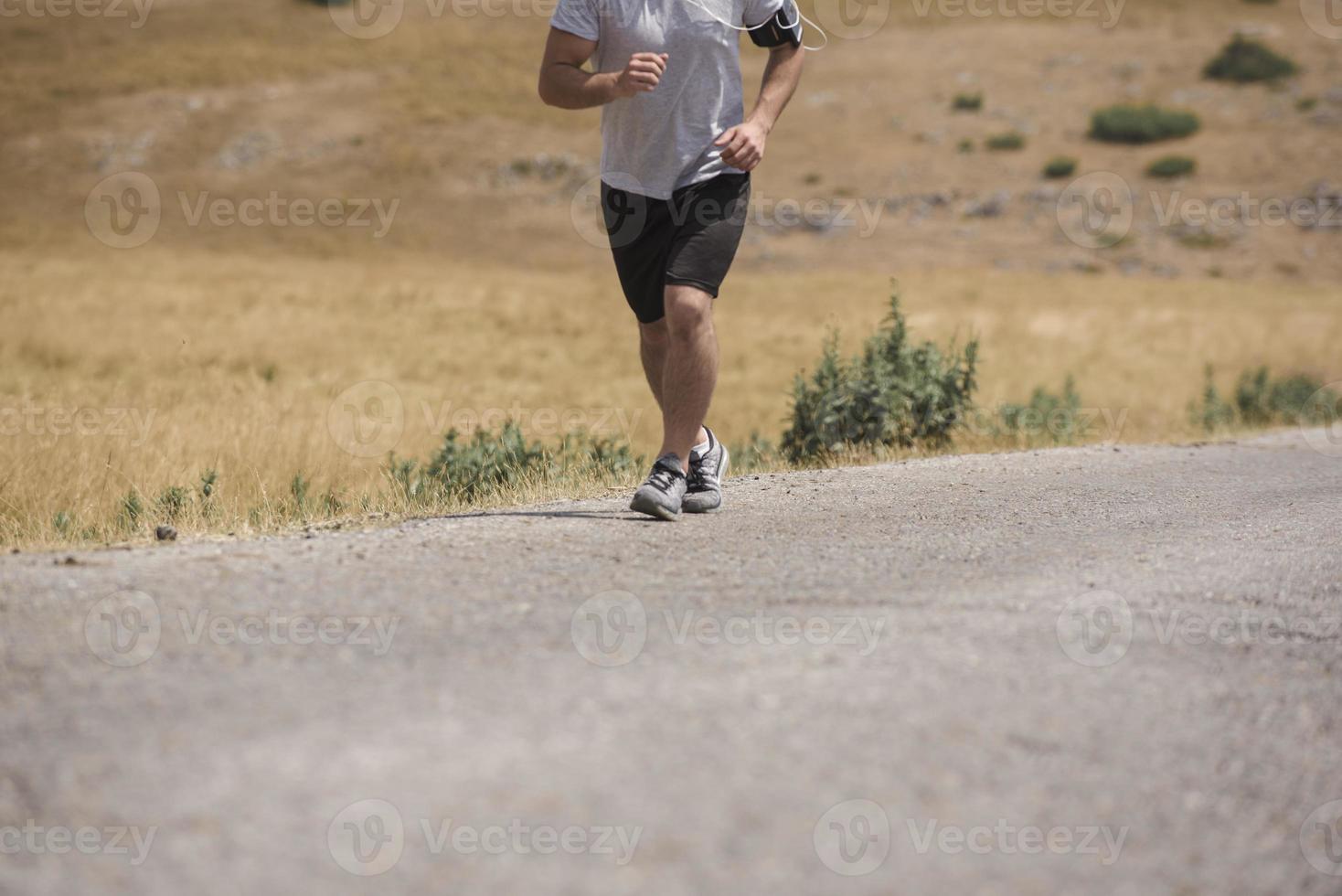 coureur d'homme sportif courant sur le plateau de montagne en été photo