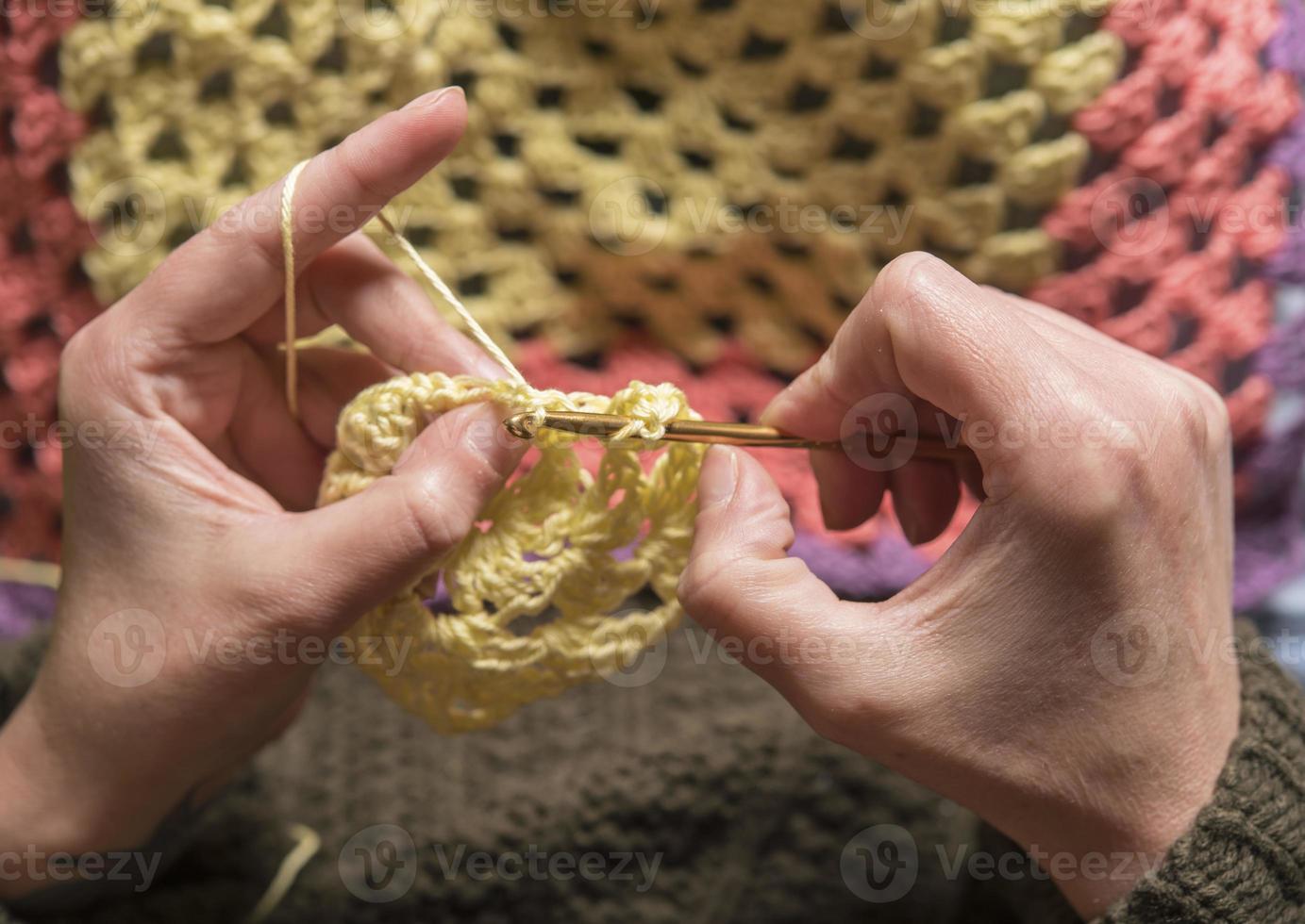 femme méconnaissable qui tricote photo