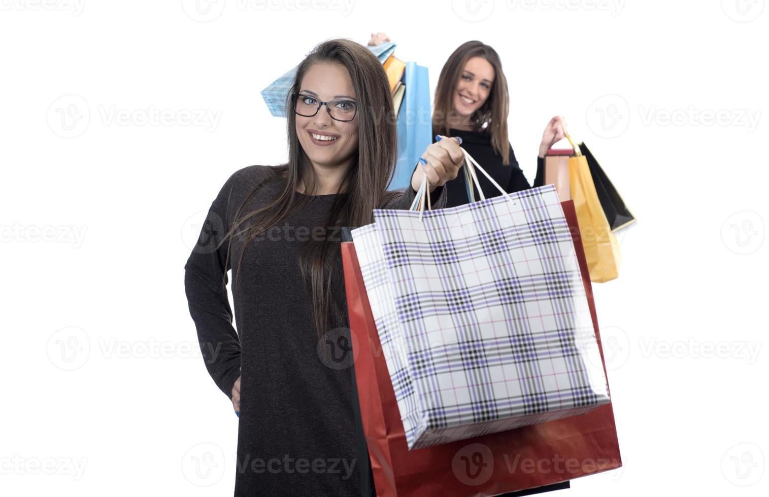 amis heureux avec sac à provisions sur fond de studio isolé. photo