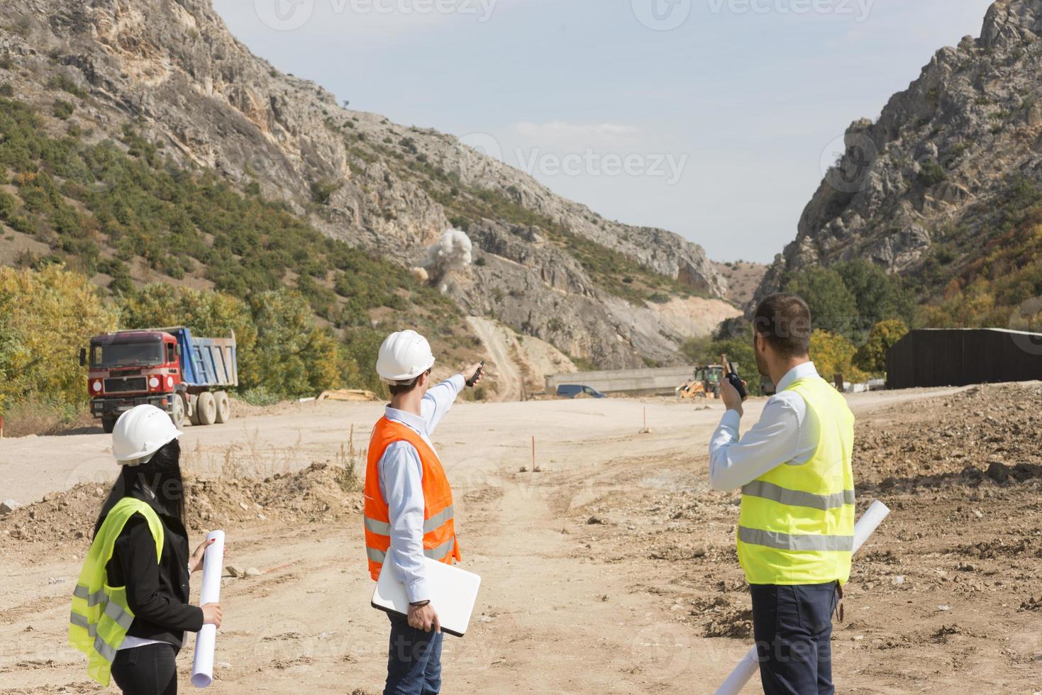 travailleurs de la construction contrôlant l'explosion photo