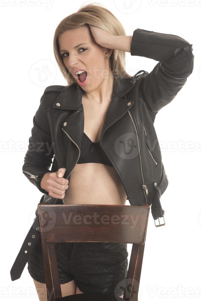 femme souriante avec beau corps après régime, isolé sur fond blanc. devenir fou et avoir l'air heureux à huis clos photo