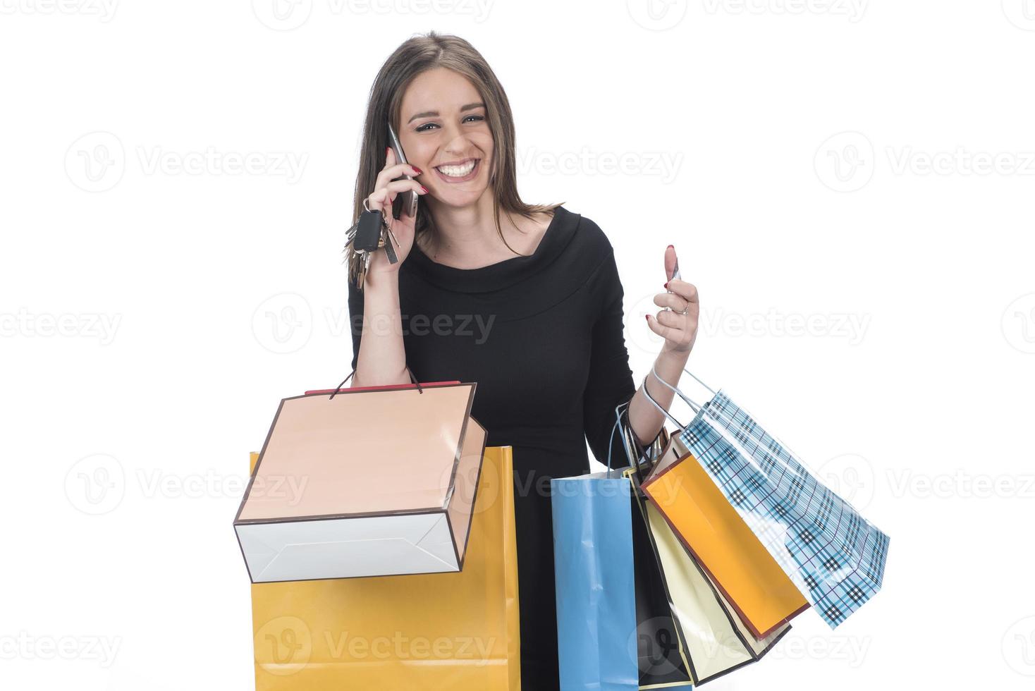 femme heureuse avec sac à provisions sur fond de studio isolé. photo