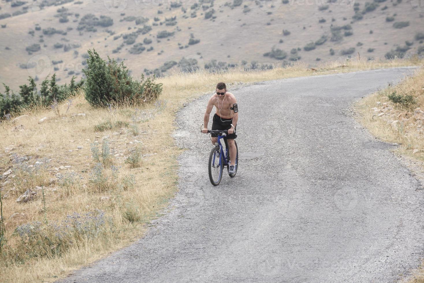 extrême montagne vélo sport athlète homme équitation en plein air mode de vie piste photo