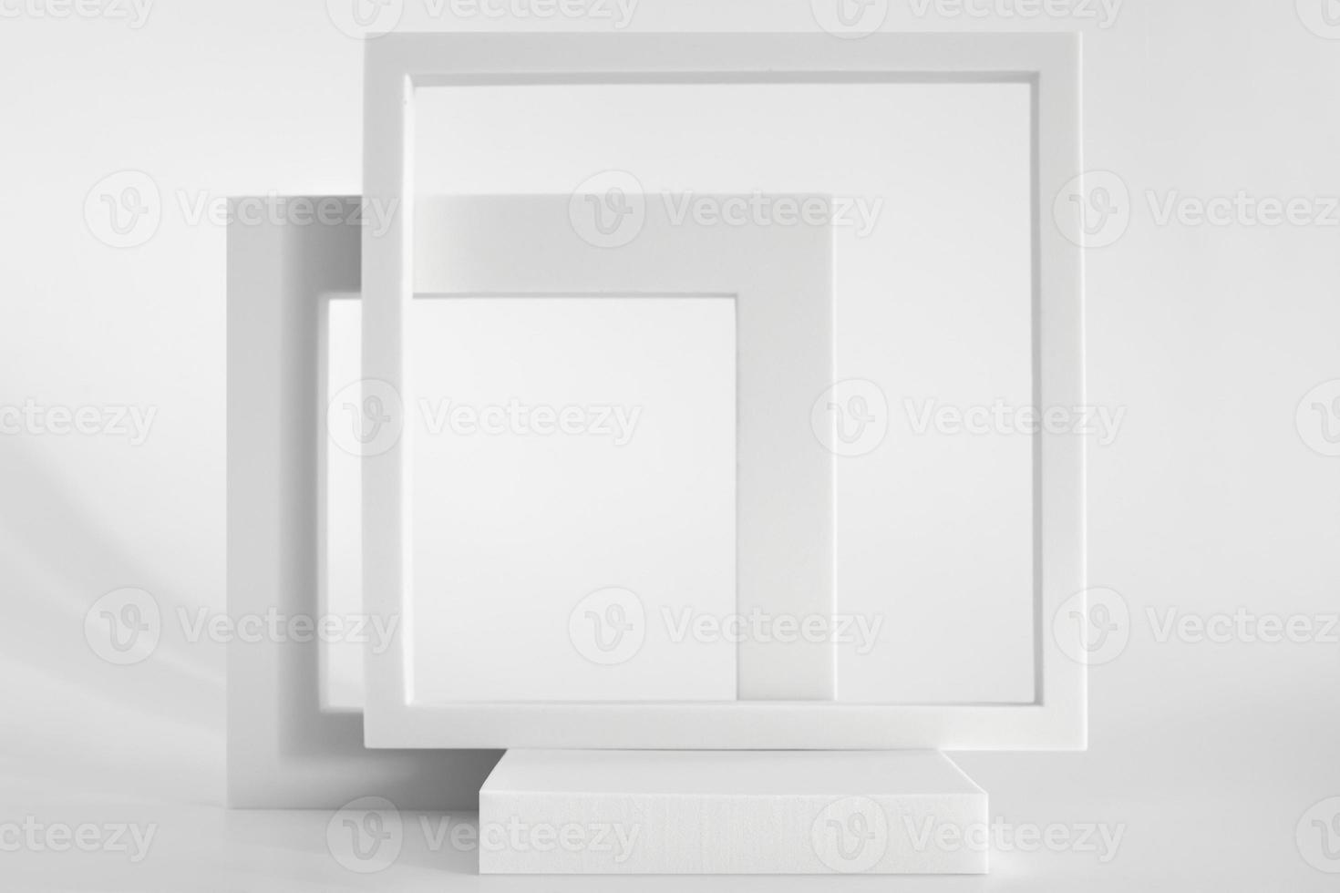 podium blanc sur fond blanc, formes géométriques simples. podium pour produit, présentation cosmétique. maquette créative. piédestal ou plate-forme pour produits de beauté. photo