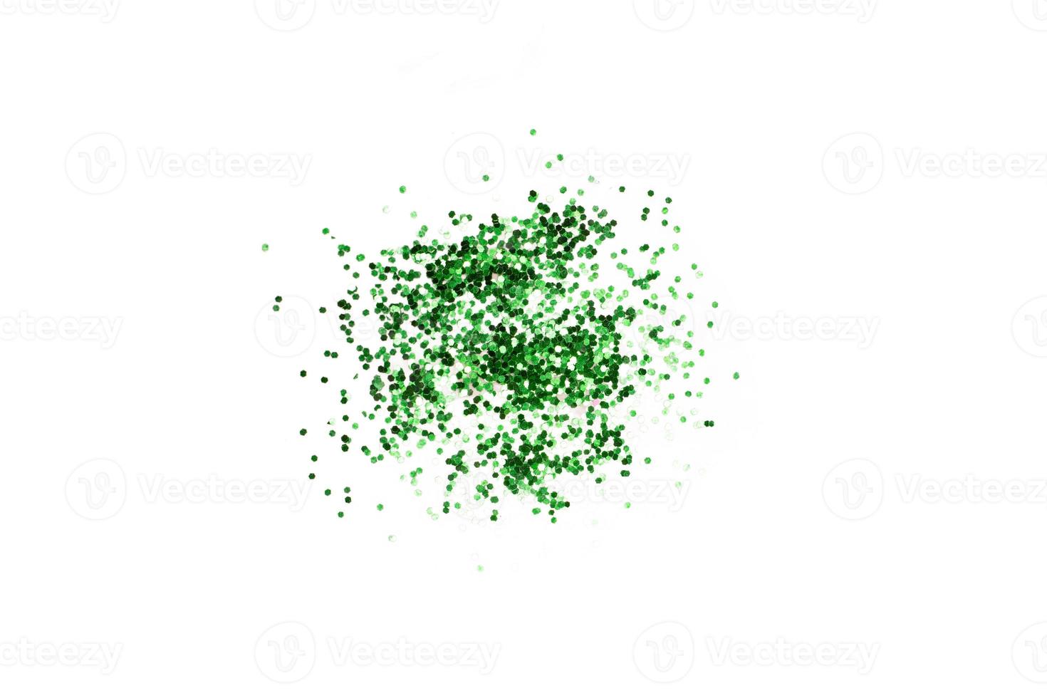 confettis de paillettes vertes isolés sur fond blanc. particules brillantes. fête, joyeux noël, décoration de bonne année. photo