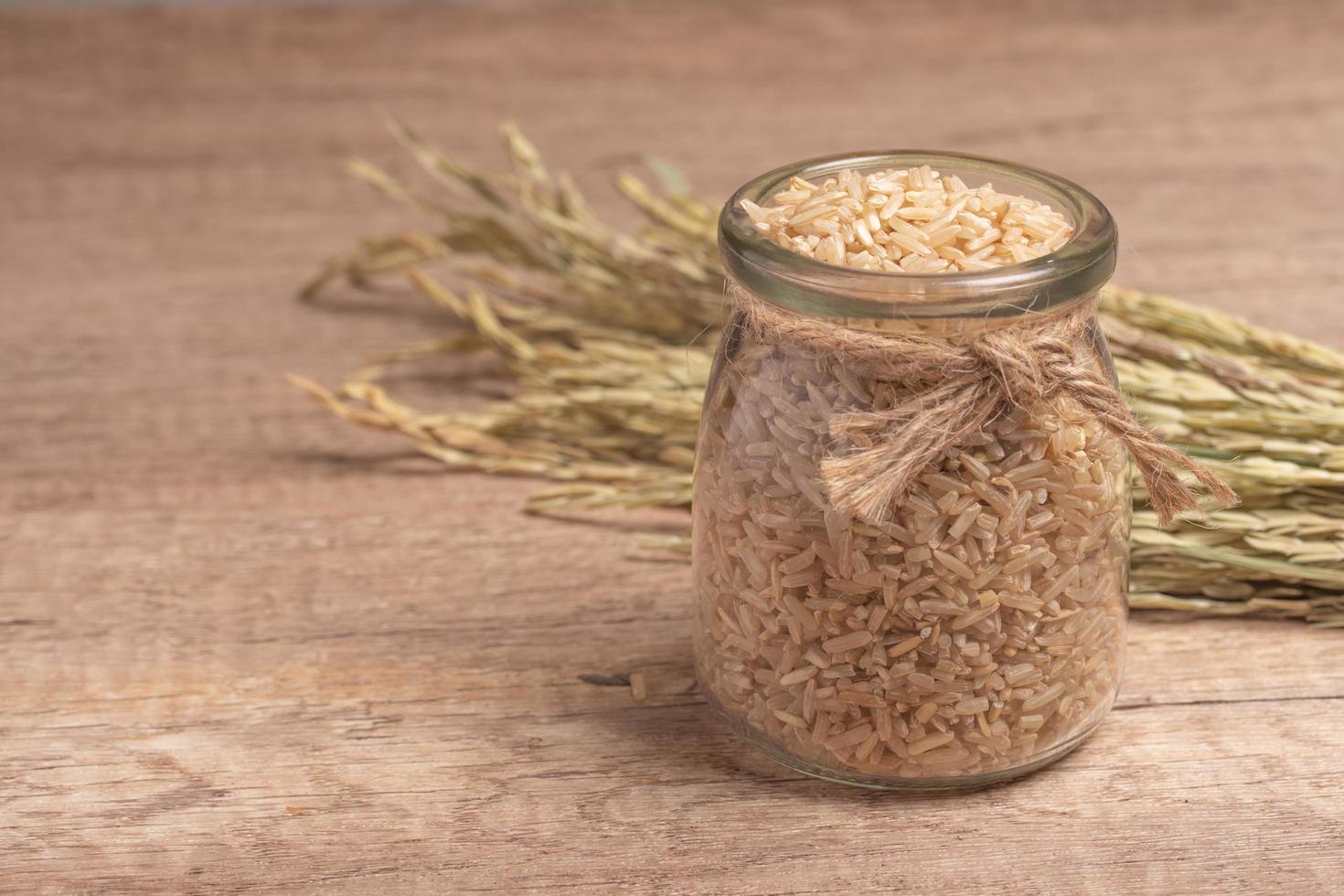 riz au jasmin brun sur fond de bois foncé avec espace de copie, aliments sains photo