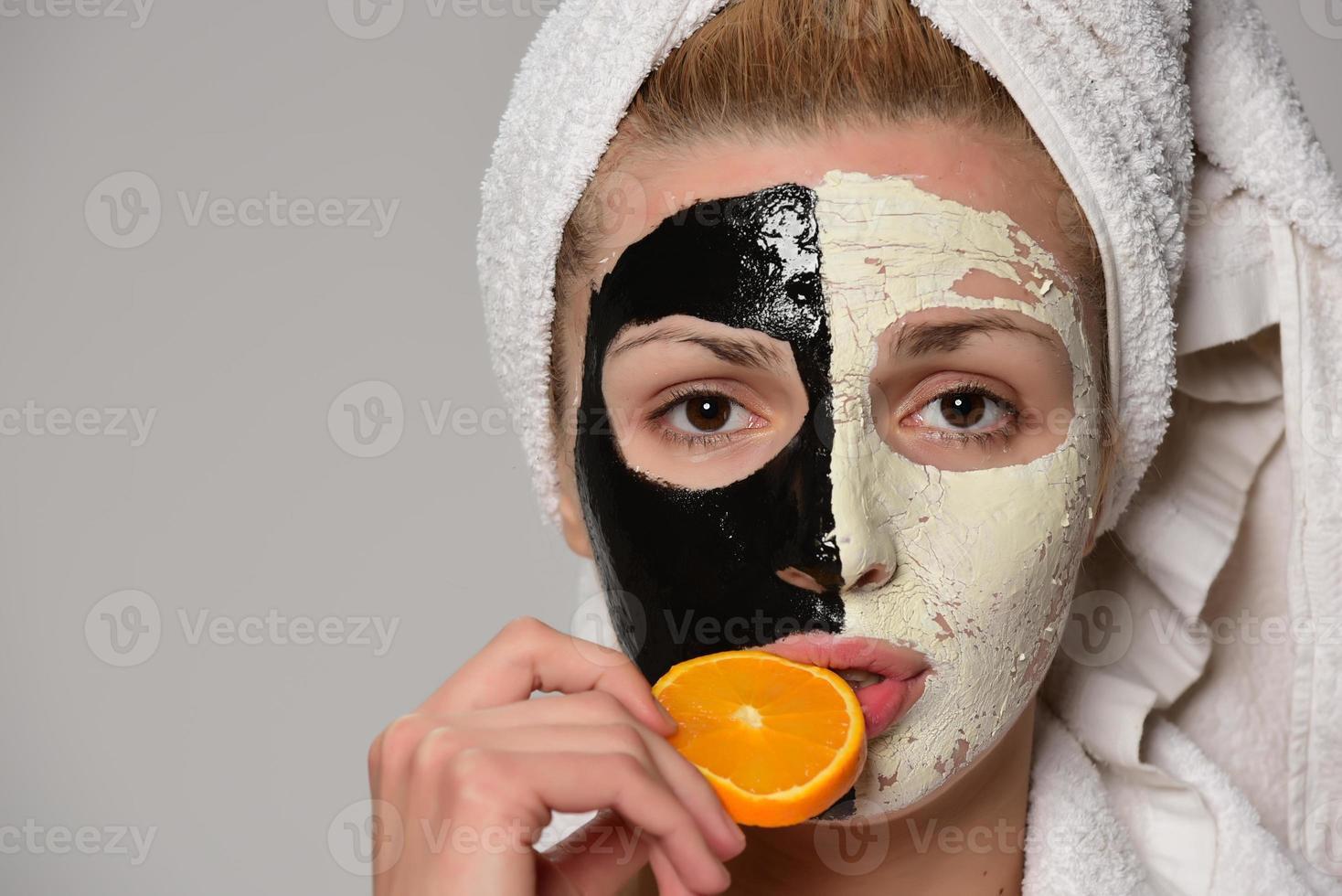 beau modèle féminin avec masque cosmétique facial noir et blanc photo