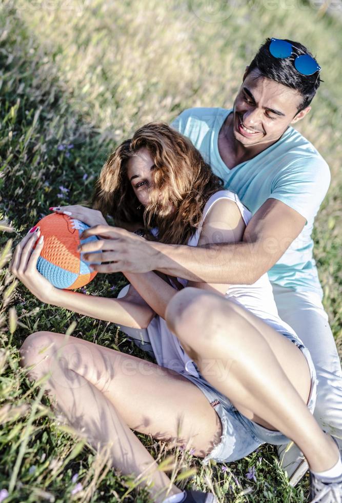 couple jouant au football américain par une chaude journée d'été. séance photo couple jouant au rugby