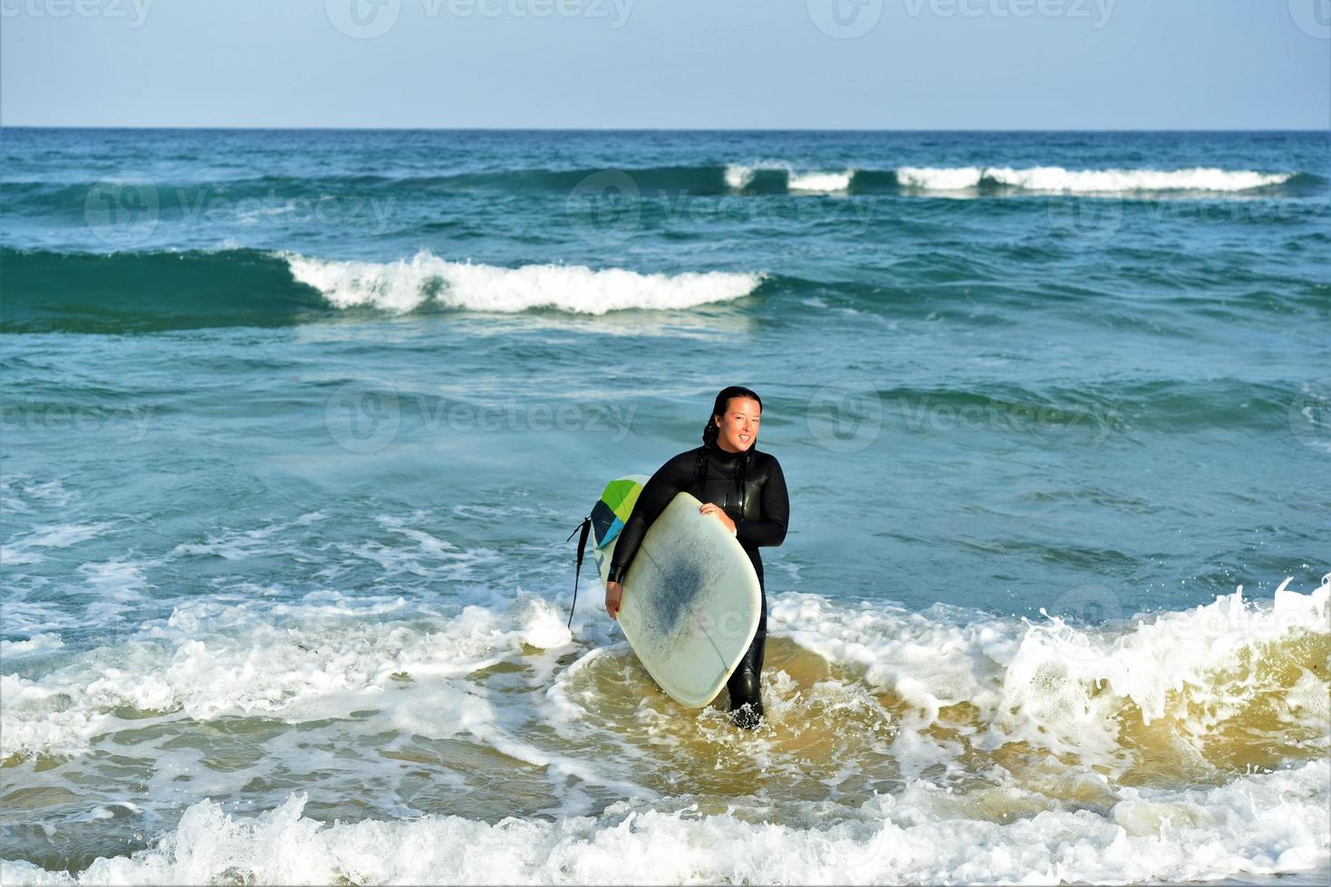 belle surfeuse sexy sur la plage photo