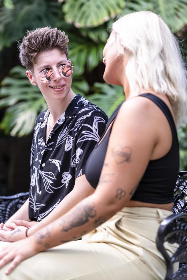 göteborg, suède 07 03 2021 femme gay souriante et s'amusant dans le parc. même sexe jeune couple de femmes mariées dans leur routine quotidienne montrant une certaine affection lgbt photo