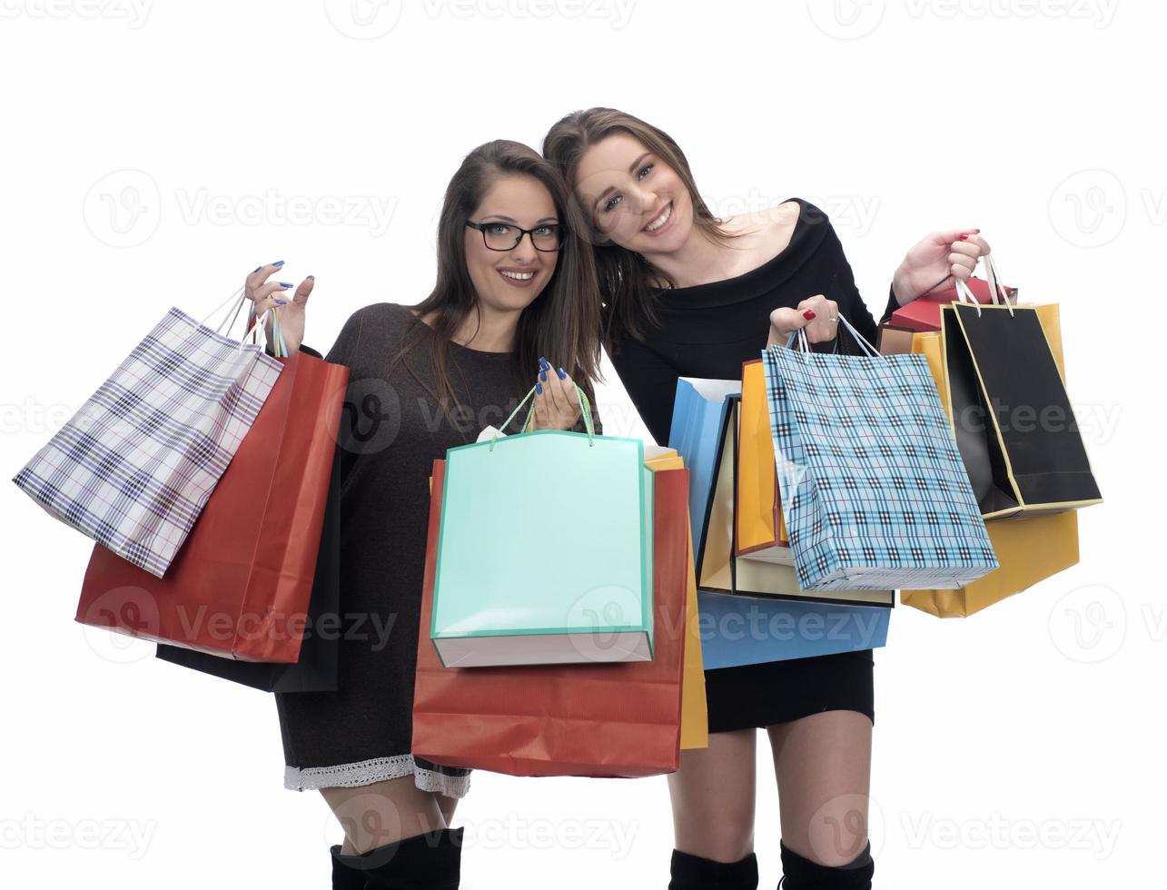 amis heureux avec sac à provisions sur fond de studio isolé. photo