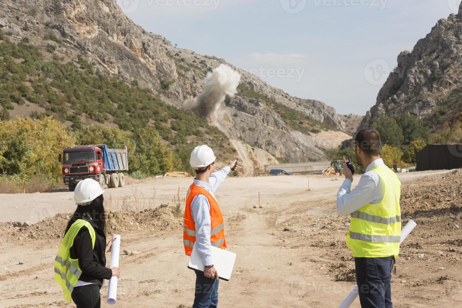 travailleurs de la construction contrôlant l'explosion photo