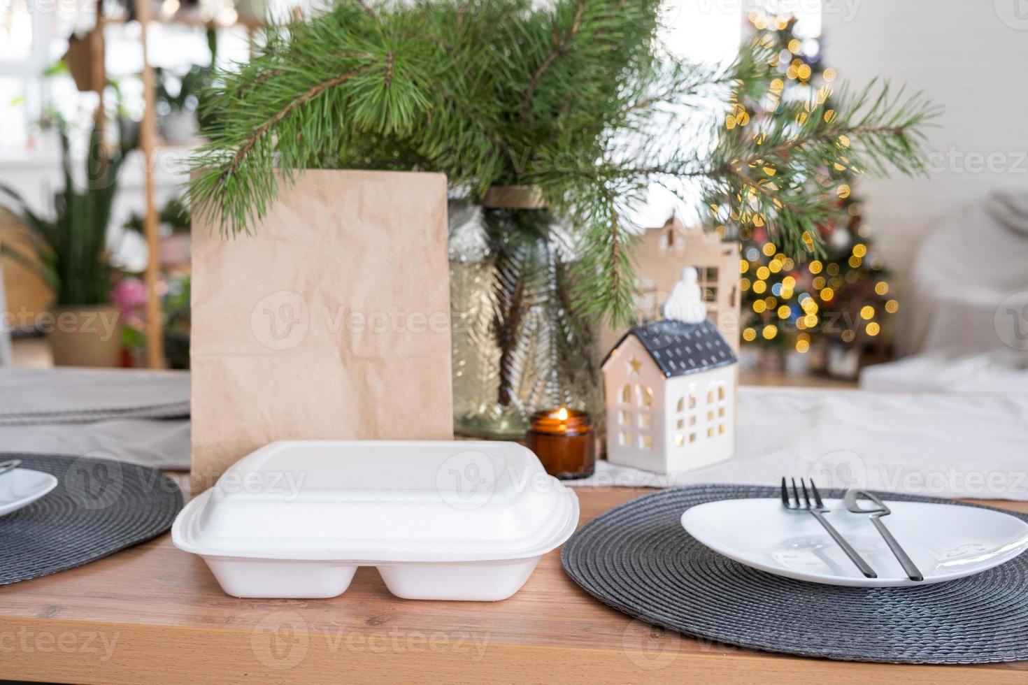 conteneurs de service de livraison de nourriture sur table dans une cuisine blanche, servis de manière festive pour la célébration de noël et du nouvel an. Gain de temps, commande à chaud, boîte en plastique jetable, emballage artisanal. maquette photo